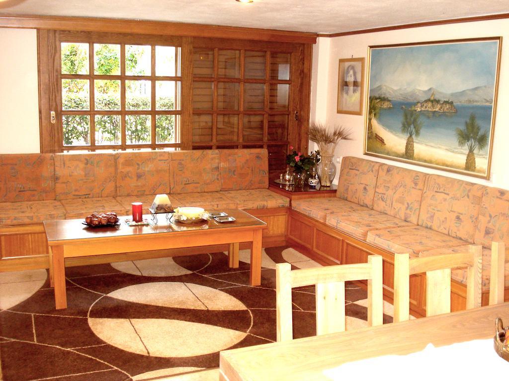 Kochili Apartments Neos Pirgos Bagian luar foto