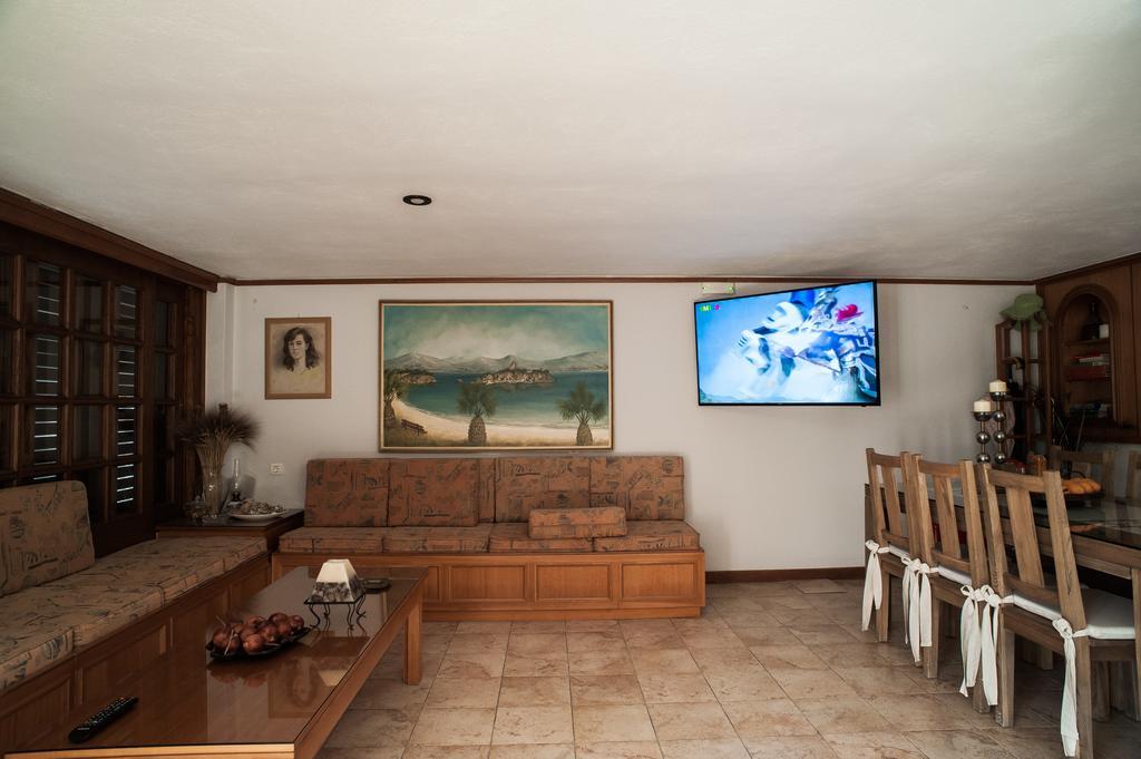 Kochili Apartments Neos Pirgos Bagian luar foto