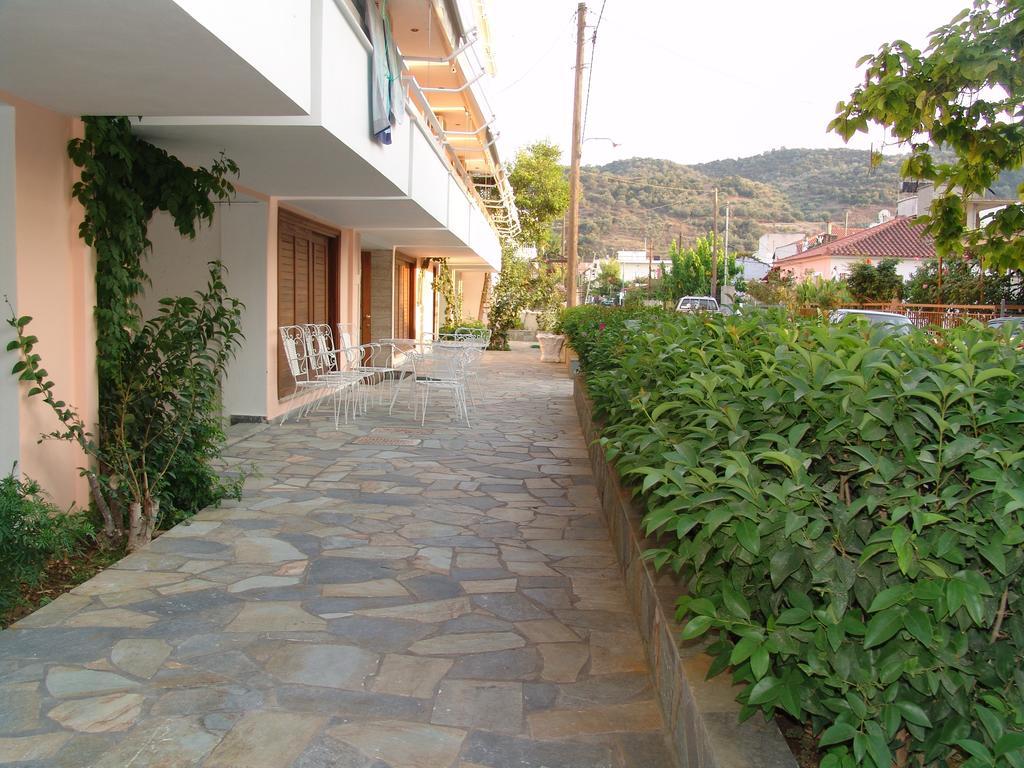 Kochili Apartments Neos Pirgos Bagian luar foto